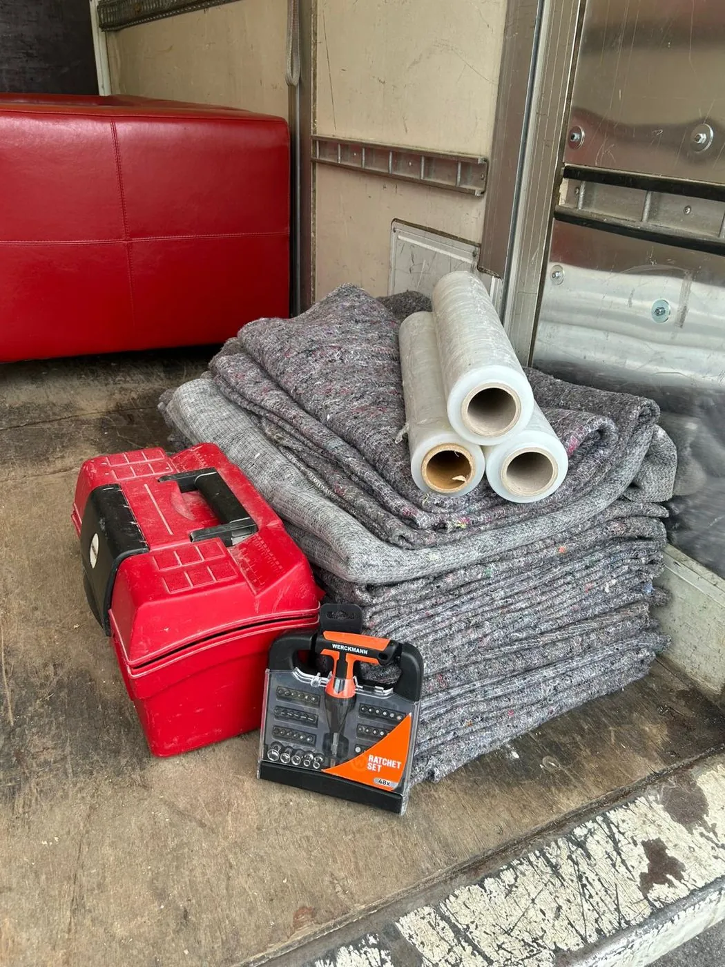 Sackkarre und Umzugsdecken im Wagen