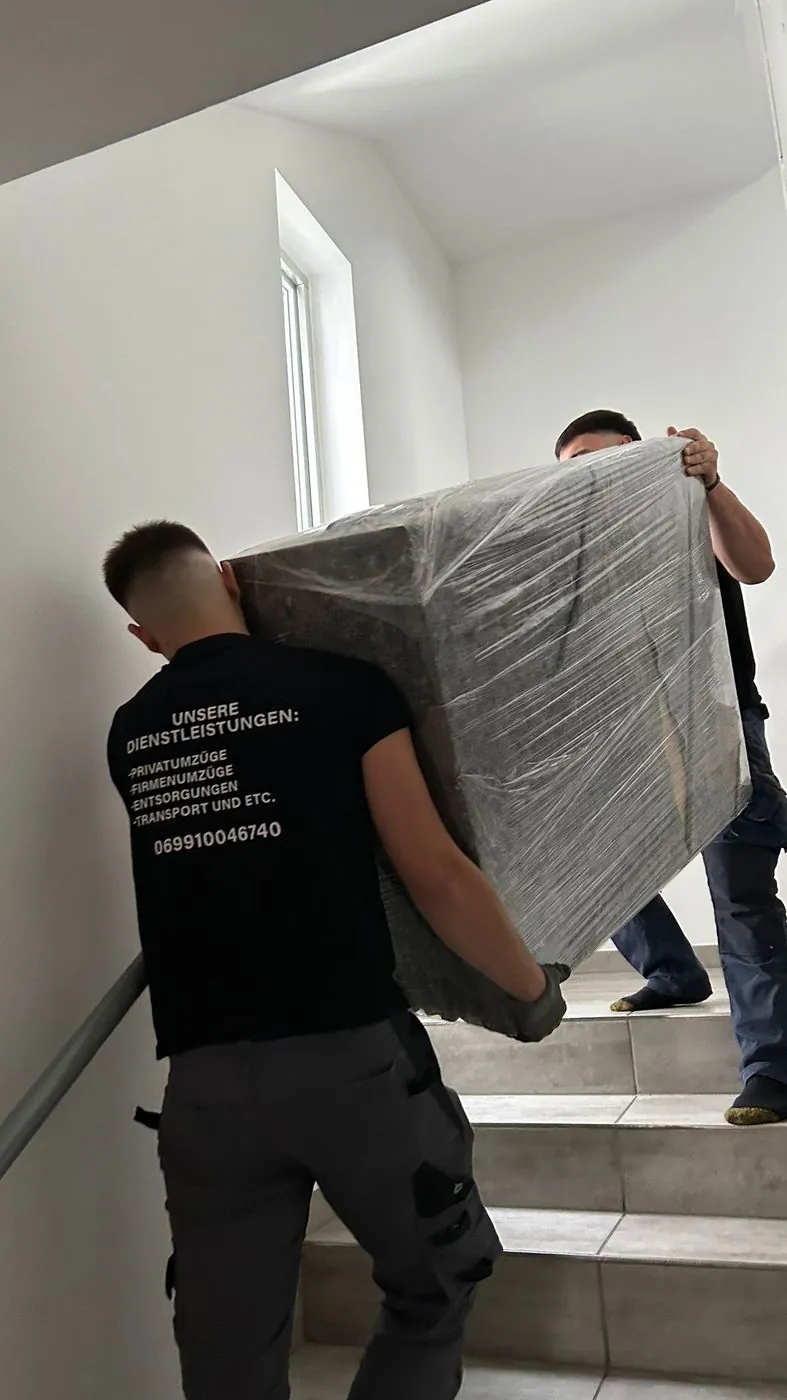 Küchenoberschrank wird montiert