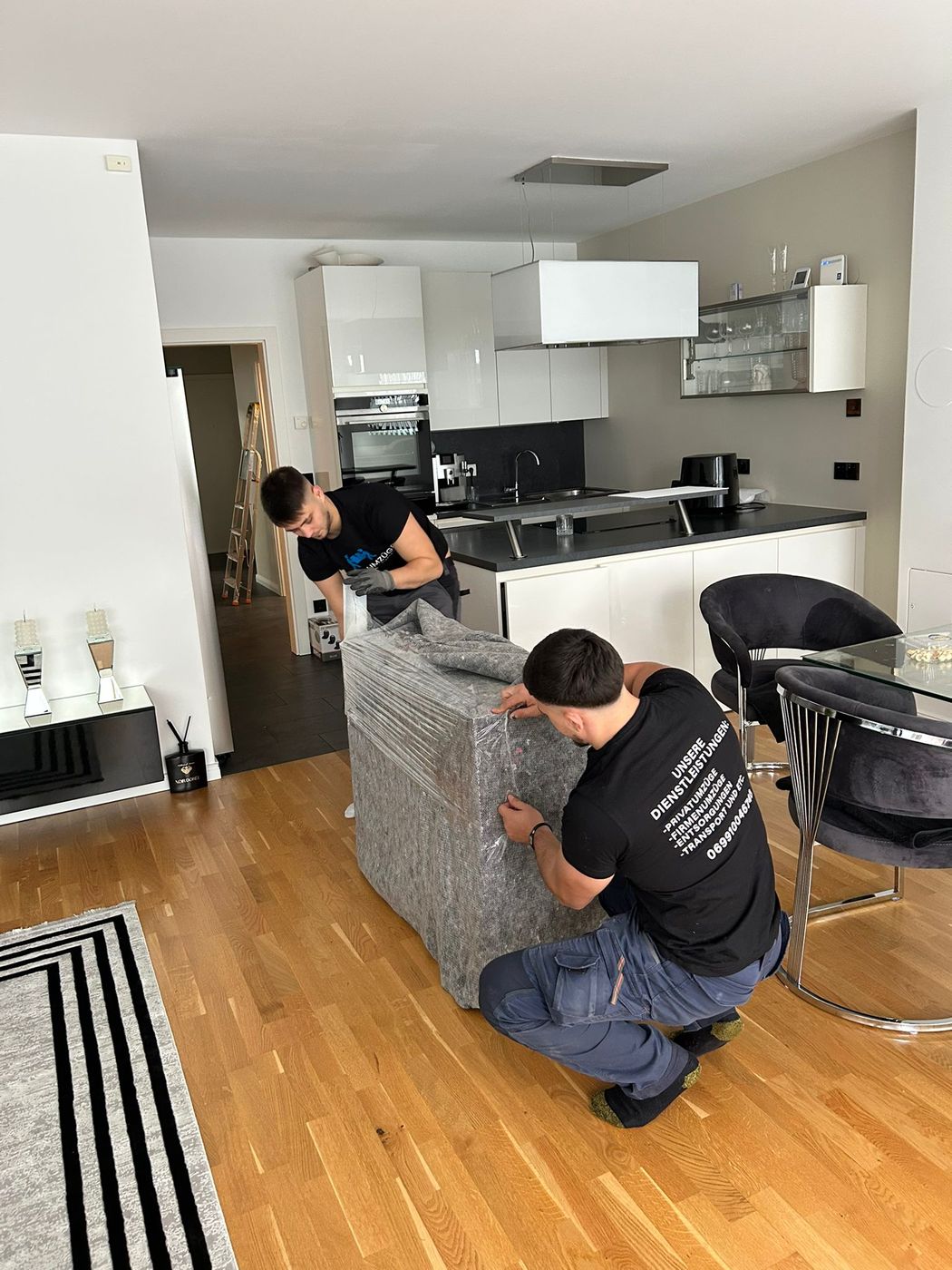 Privatumzug in Wien: Team verpackt Möbel