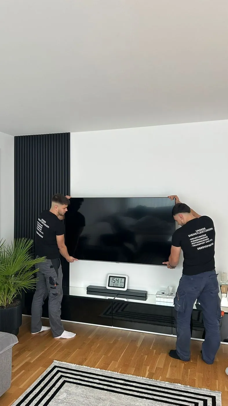 Fernseher wird an der Wand montiert